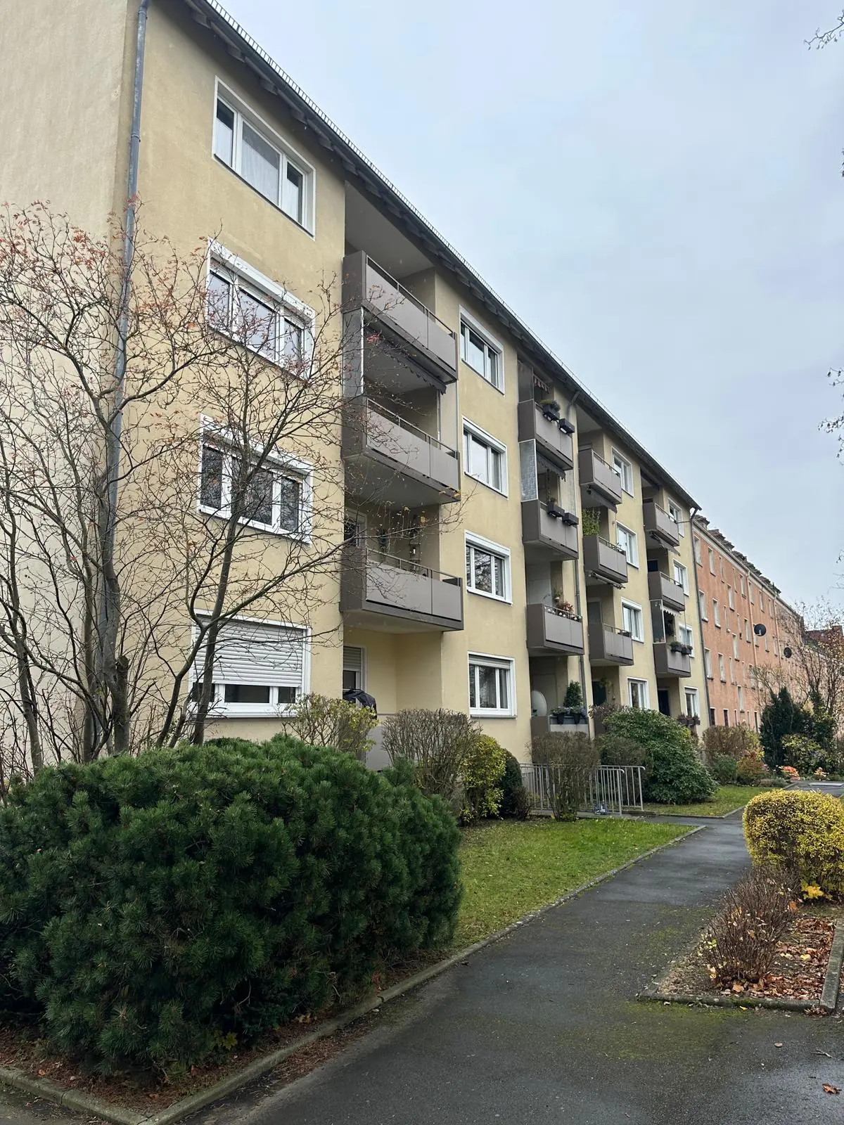 Mehrgeschossige Wohnanlage mit Balkonen und begrüntem Weg in Frankfurt, Referenzobjekt 02