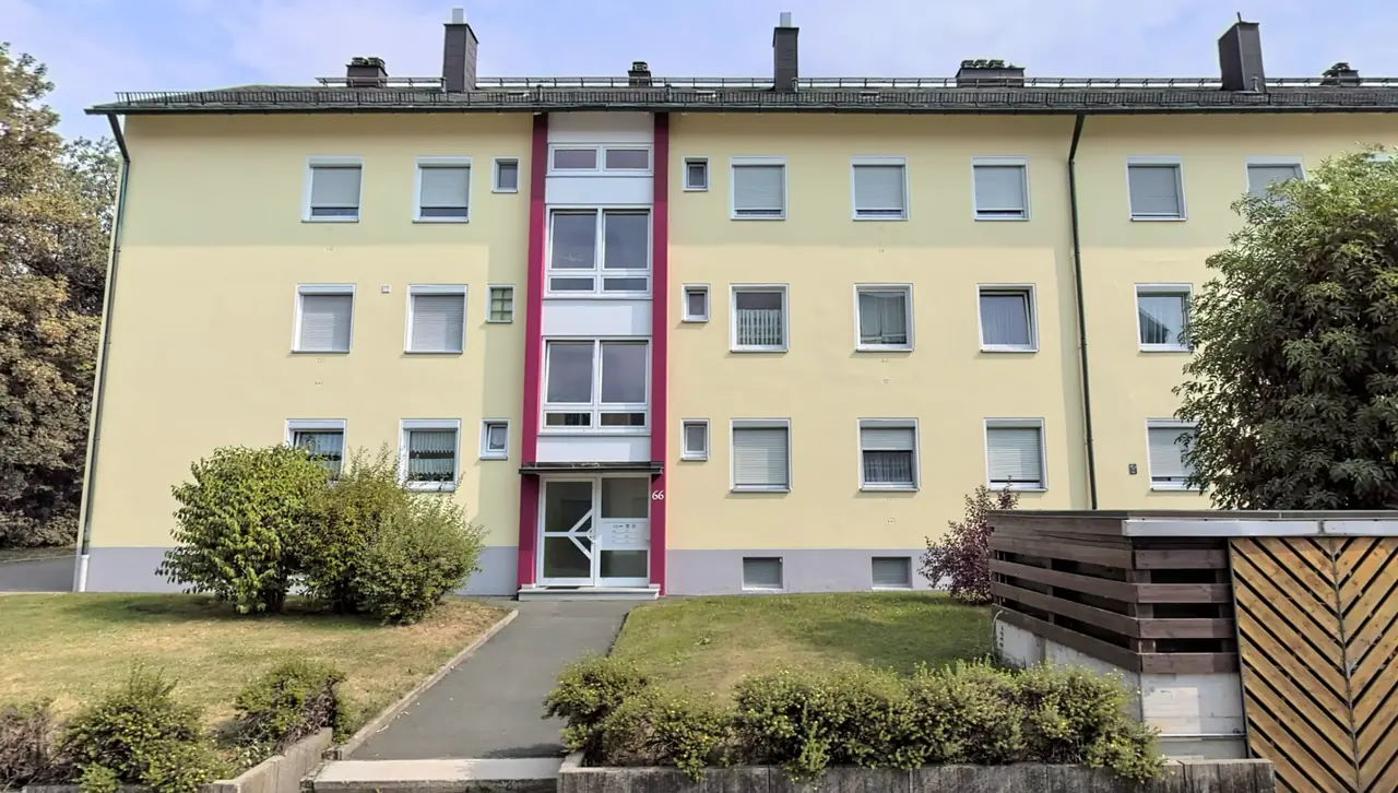 Dreigeschossiges, hellgelbes Mehrfamilienhaus mit Vorgarten in Hof, Referenzobjekt 04
