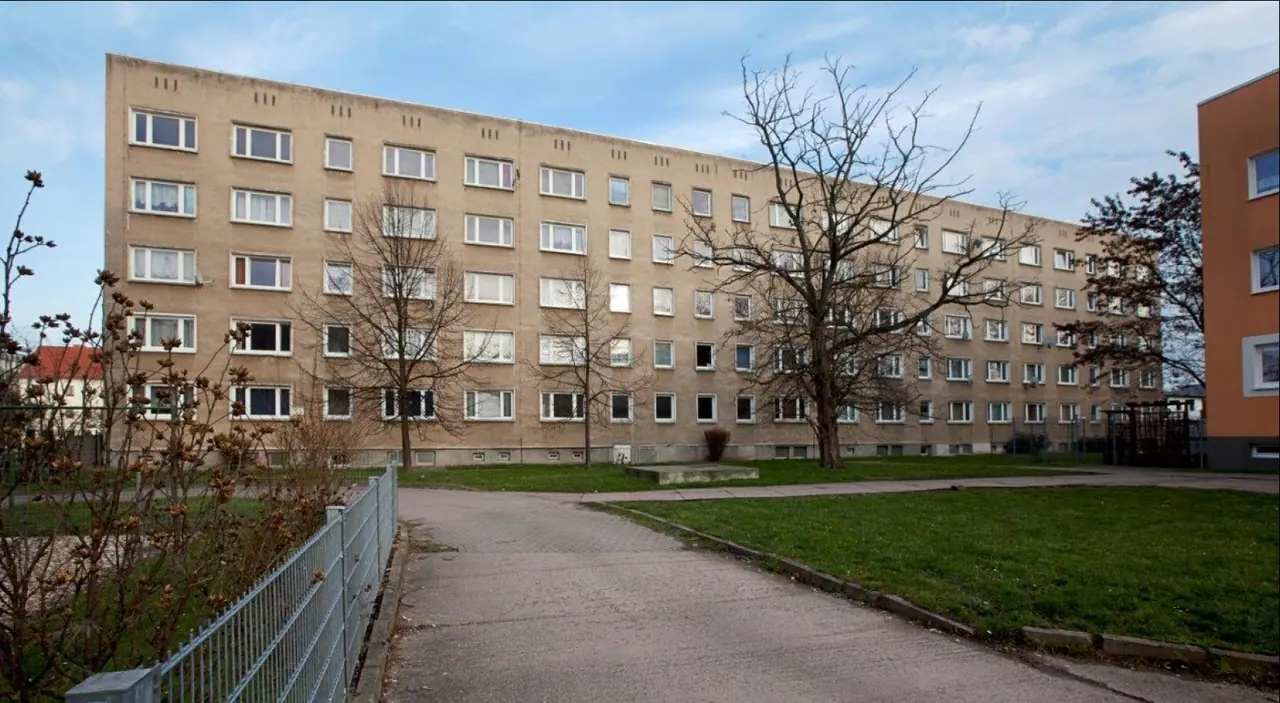Langgestreckter fünfgeschossiger Wohnblock mit Zufahrtsweg in Magdeburg, Referenzobjekt 08