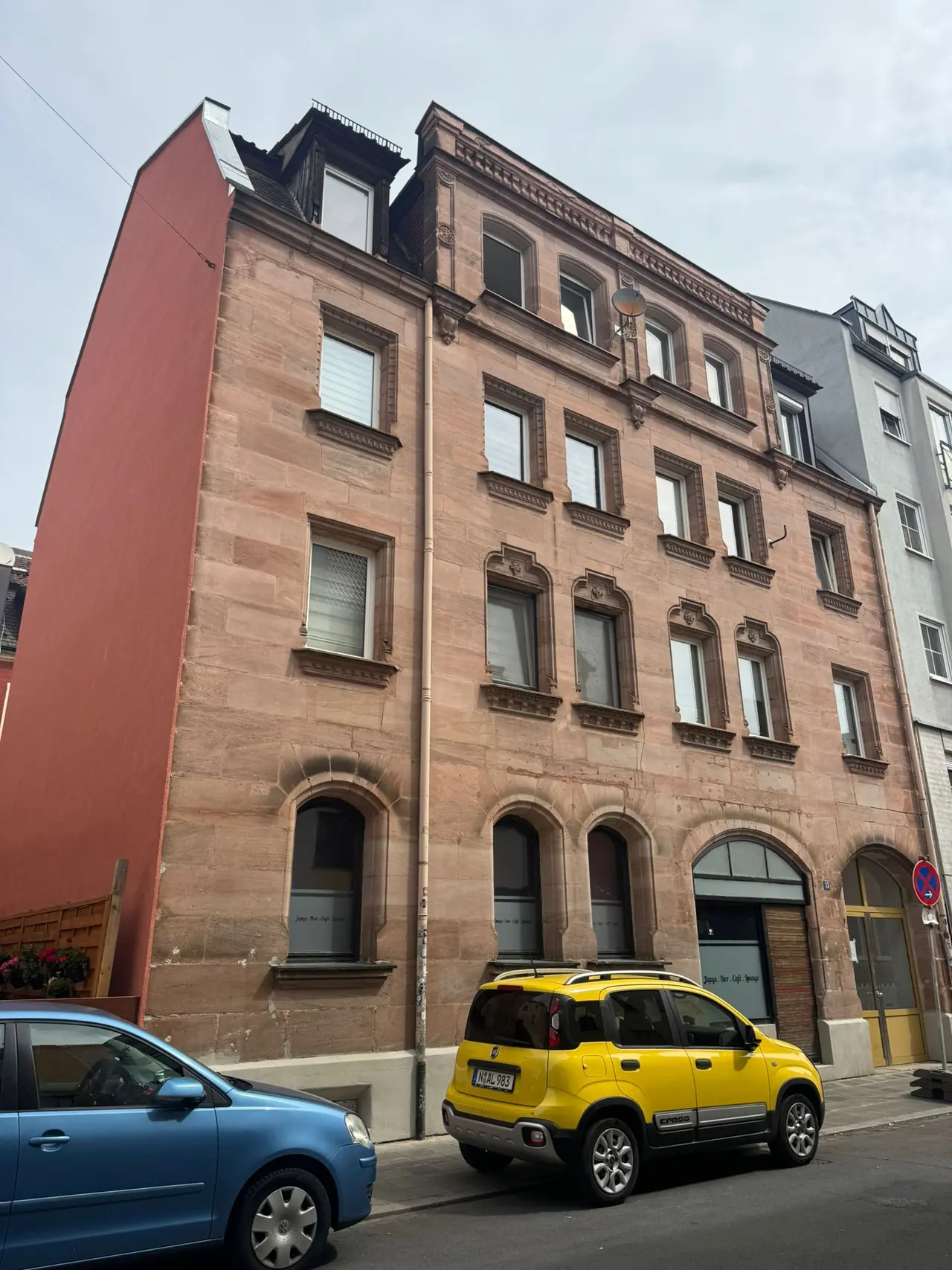 Historisches Mehrfamilienhaus aus Sandstein mit Erkern in Nürnberg, Referenzobjekt 01