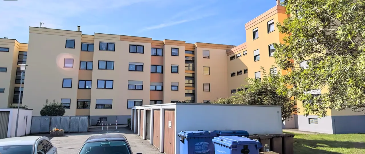 Wohnanlage mit hellen Fassaden und Garagenzeile in Straubing, Referenzobjekt 09