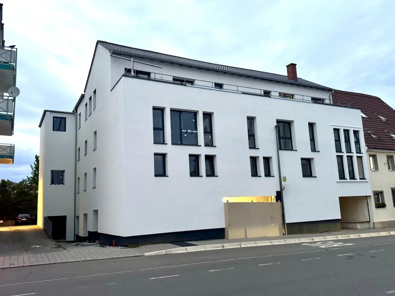 Modernes weißes Mehrfamilienhaus an einer Straße in Villingen-Schwenningen, umgebautes ehemaliges Kino, Referenzobjekt 06